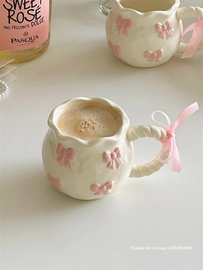 Taza Irregular hecha a mano, taza de café con lazo tridimensional rosa, taza de agua de cerámica de regalo de nicho artístico