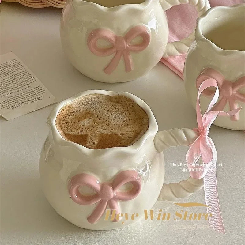 Taza de café de cerámica con lazo rosa Irregular, taza en relieve hecha a mano, taza de café para el hogar, taza de leche para desayuno, regalo de cumpleaños, nuevo