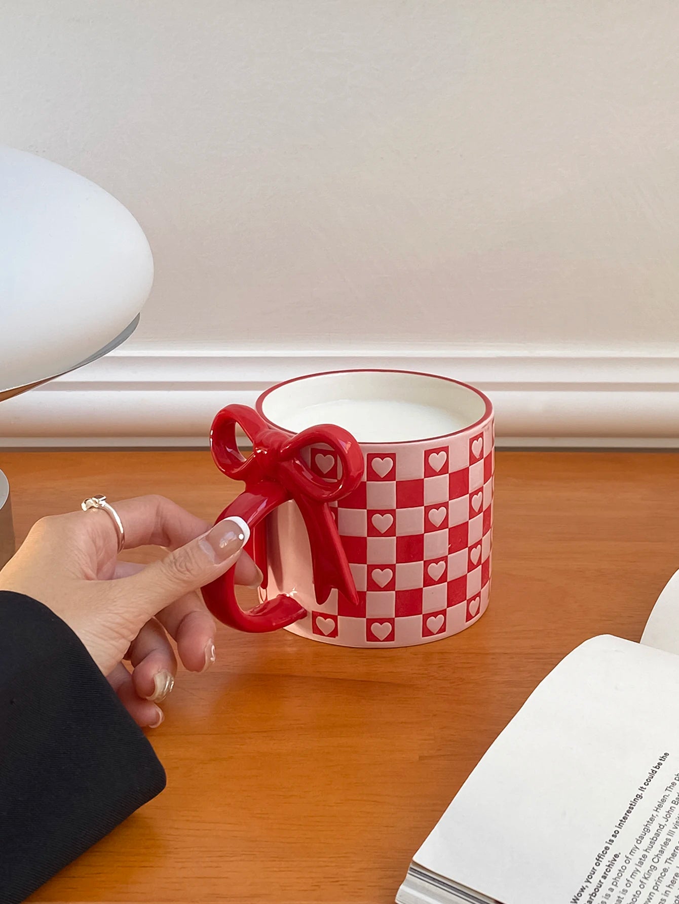 Taza de cerámica con forma de corazón con mango de lazo, taza de café con diseño de mango de lazo creativo, adecuada para decoración del hogar, agua potable diaria, leche de desayuno, té de la tarde, café, cafetería,