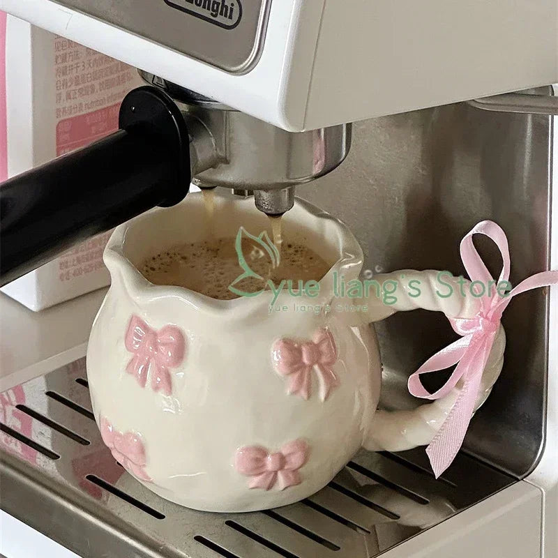 Taza Irregular hecha a mano, taza de café con lazo tridimensional rosa, taza de agua de cerámica de regalo de nicho artístico