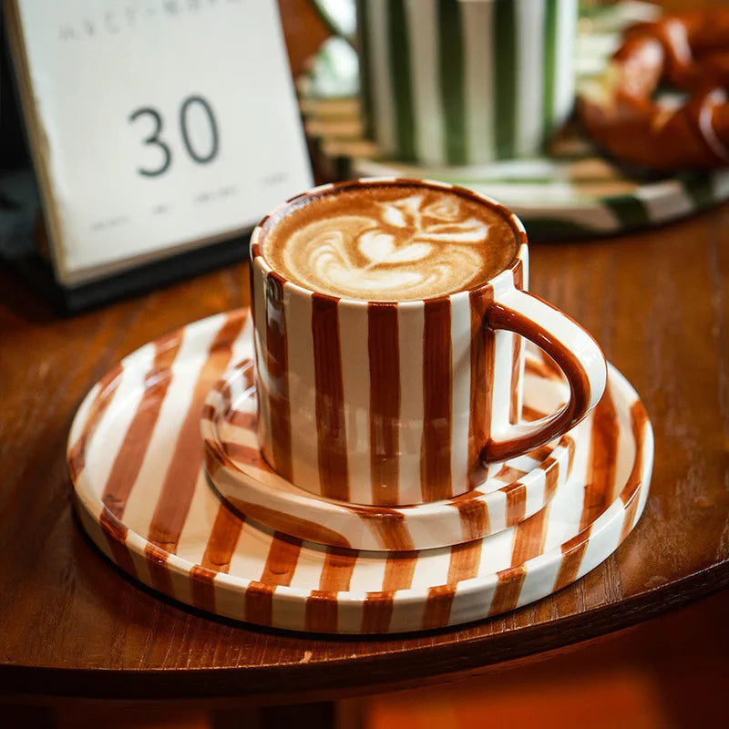 Taza de café de cerámica creativa dibujada a mano, taza para beber a rayas verdes, taza de té, plato de desayuno para el hogar, vajilla de oficina, taza de agua