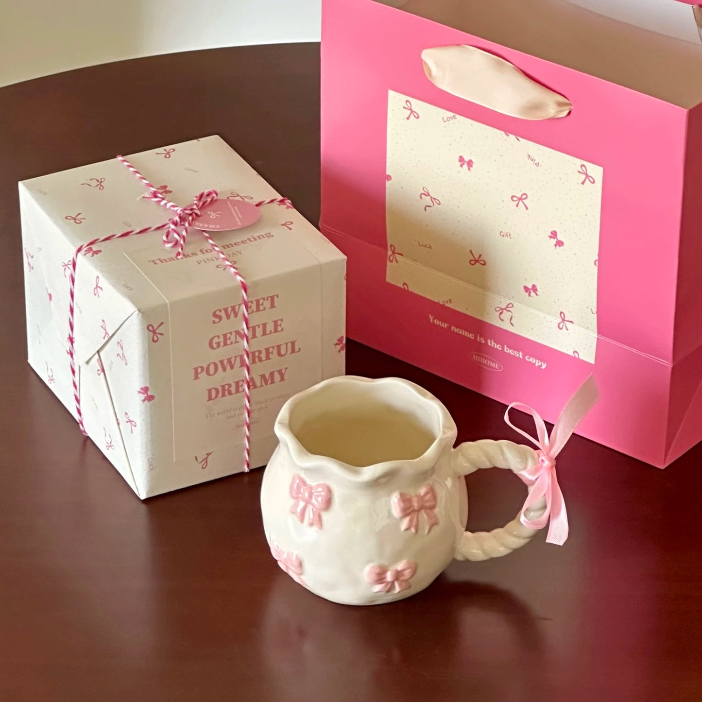 Taza Irregular hecha a mano, taza de café con lazo tridimensional rosa, taza de agua de cerámica de regalo de nicho artístico