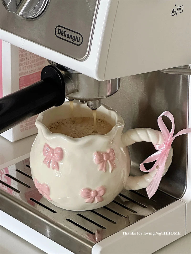 Taza Irregular hecha a mano, taza de café con lazo tridimensional rosa, taza de agua de cerámica de regalo de nicho artístico