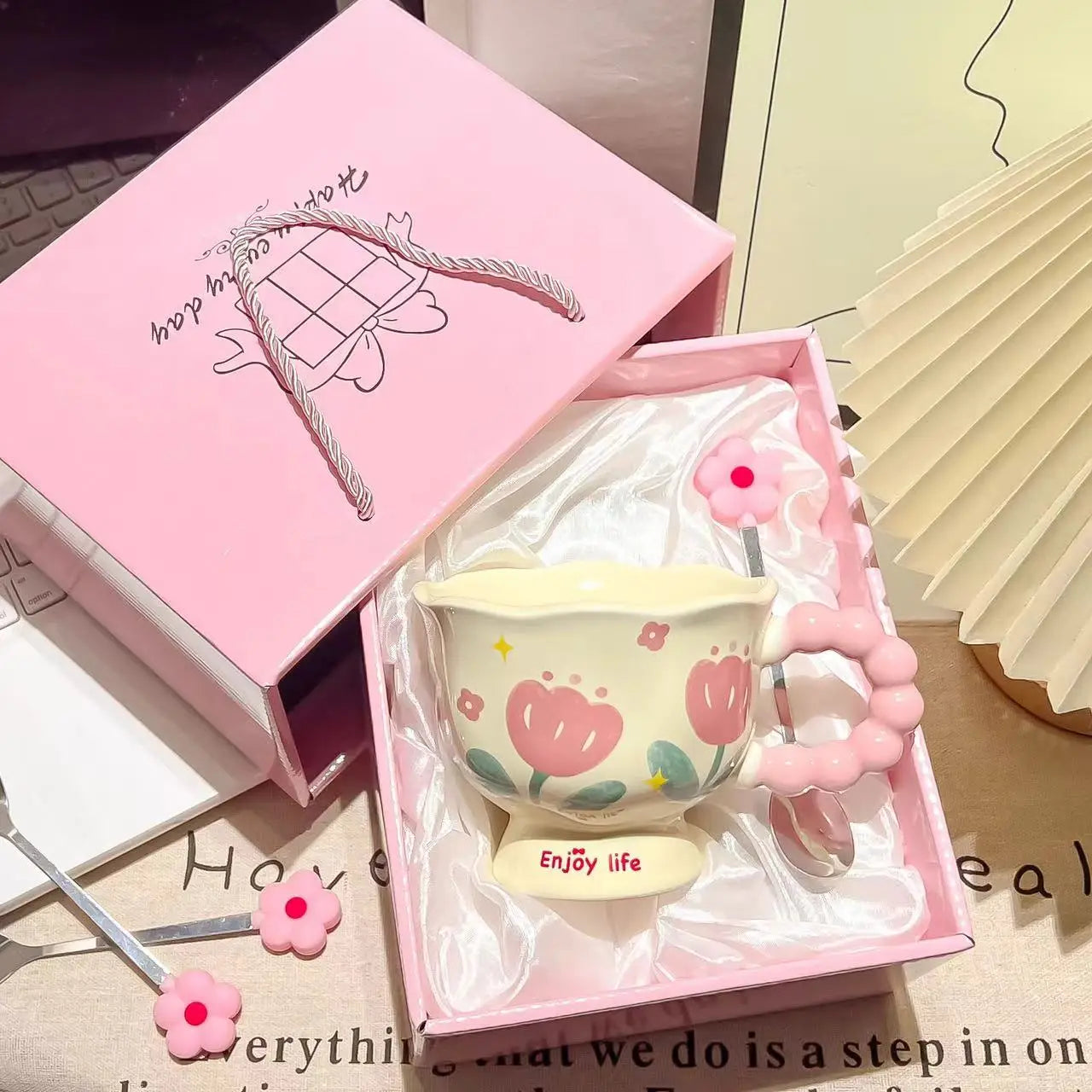 2025 Regalo de cumpleaños para niñas, taza de café de recuerdo, Taza de cerámica para el hogar, tazas de alto valor, tazas de café, taza de agua de flor creativa
