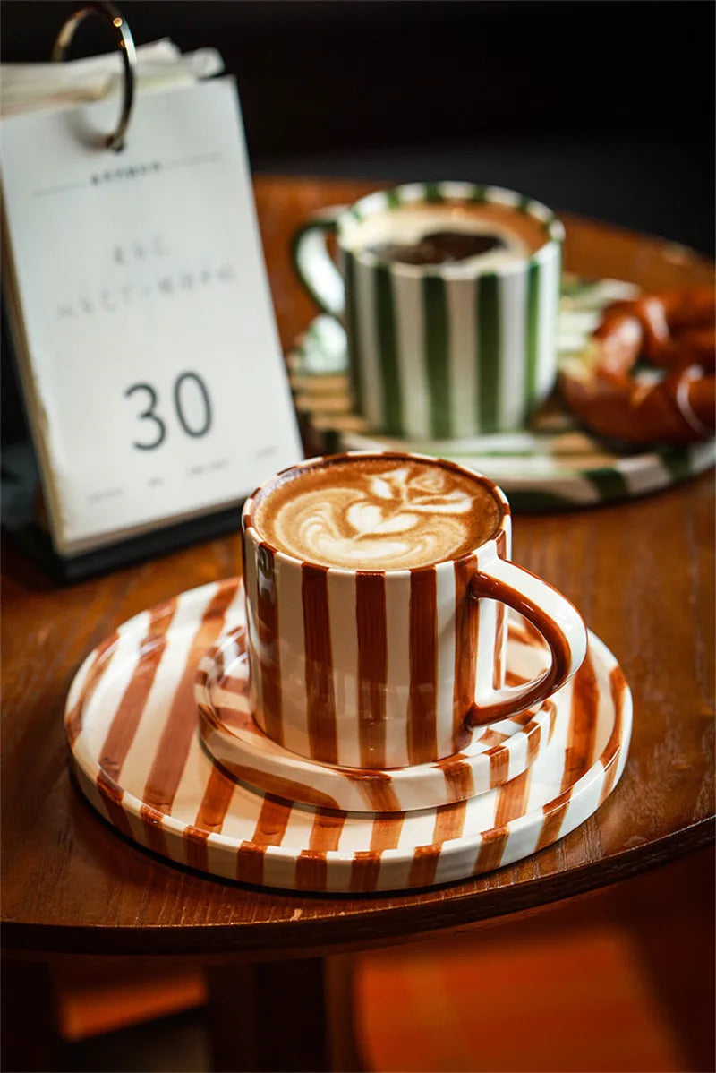 Taza de café de cerámica creativa dibujada a mano, taza para beber a rayas verdes, taza de té, plato de desayuno para el hogar, vajilla de oficina, taza de agua