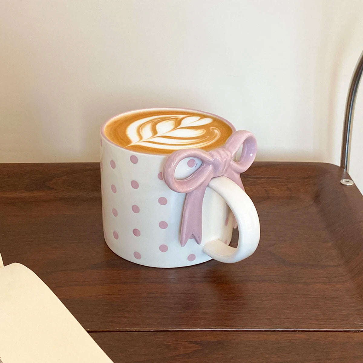 Taza de cerámica con forma de corazón con mango de lazo, taza de café con diseño de mango de lazo creativo, adecuada para decoración del hogar, agua potable diaria, leche de desayuno, té de la tarde, café, cafetería,