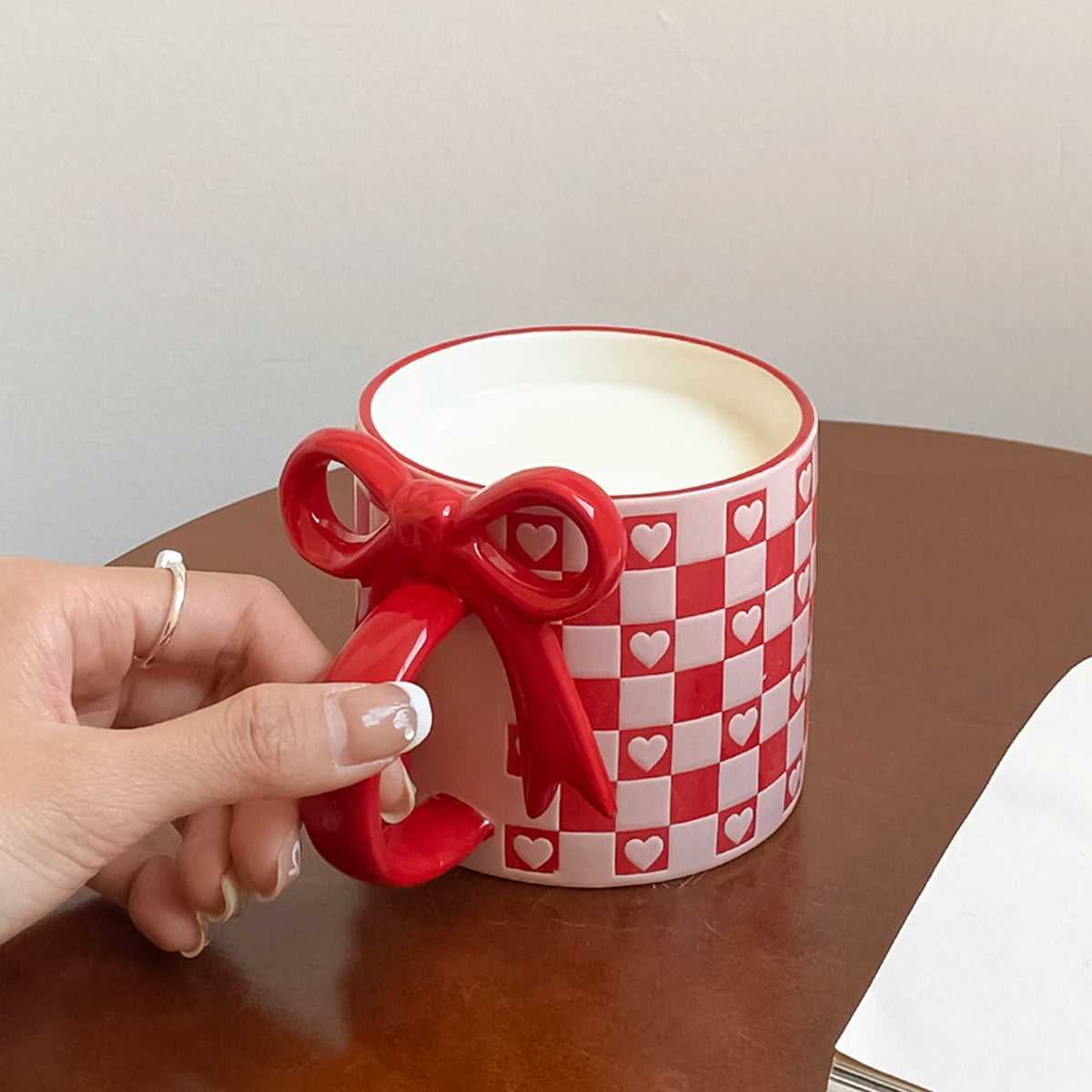Taza de cerámica con forma de corazón con mango de lazo, taza de café con diseño de mango de lazo creativo, adecuada para decoración del hogar, agua potable diaria, leche de desayuno, té de la tarde, café, cafetería,
