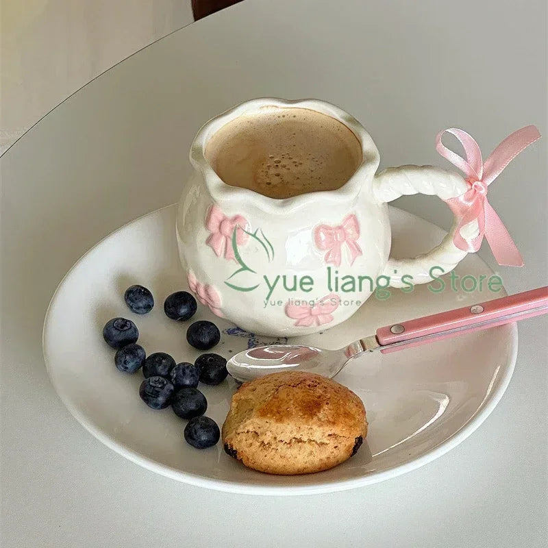 Taza Irregular hecha a mano, taza de café con lazo tridimensional rosa, taza de agua de cerámica de regalo de nicho artístico