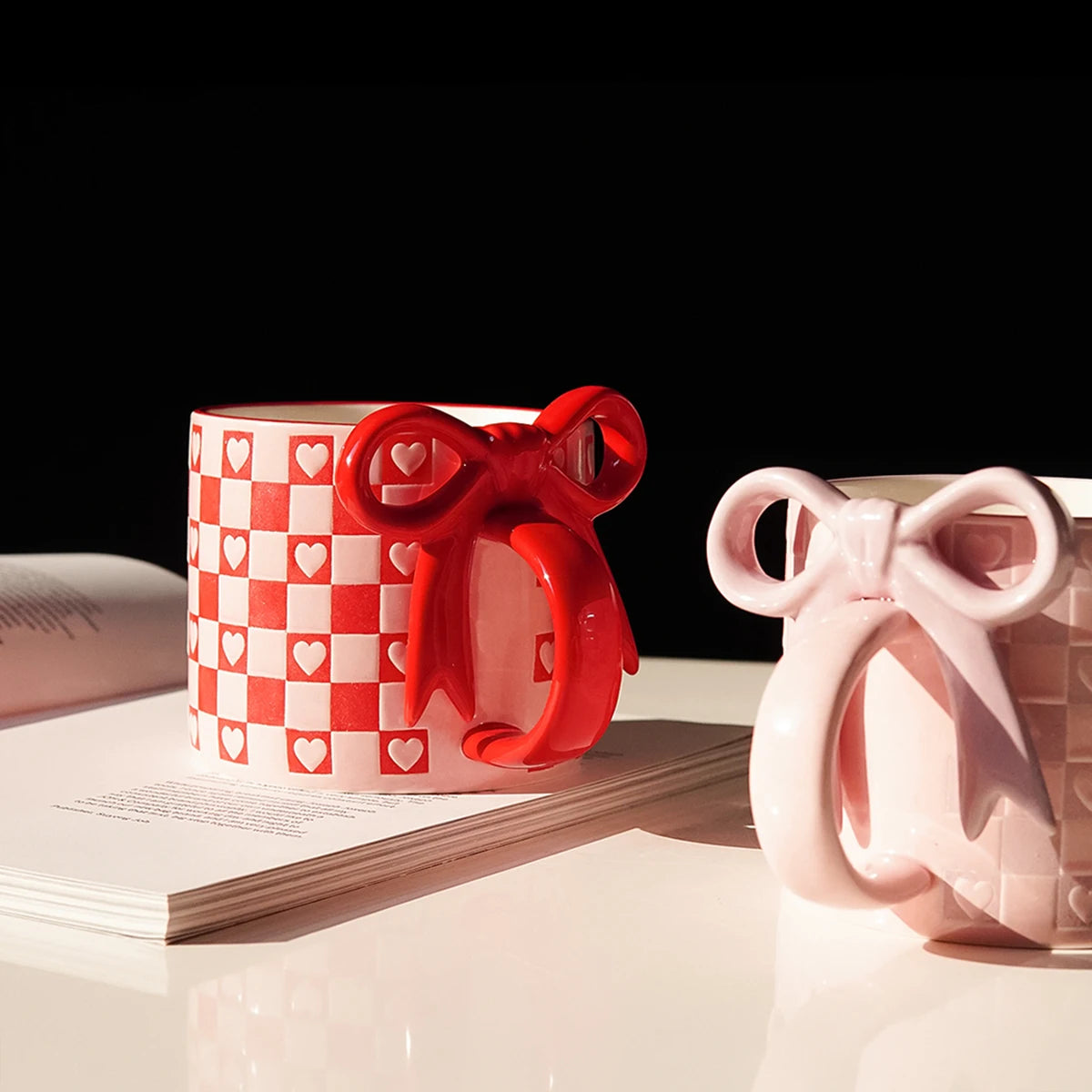 Taza de cerámica con forma de corazón con mango de lazo, taza de café con diseño de mango de lazo creativo, adecuada para decoración del hogar, agua potable diaria, leche de desayuno, té de la tarde, café, cafetería,