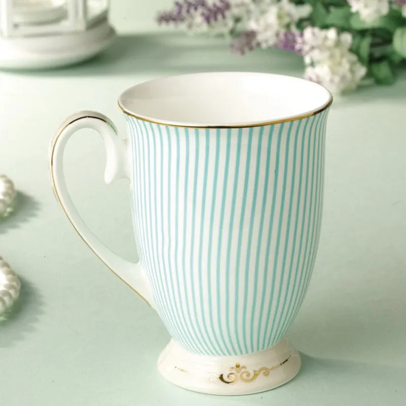 Tazas de té elegantes, tazas de cerámica purificadas británicas, porcelana de hueso, taza de café con rayas azules, diseño dorado, copa de diseño único a la moda