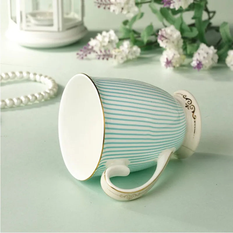 Tazas de té elegantes, tazas de cerámica purificadas británicas, porcelana de hueso, taza de café con rayas azules, diseño dorado, copa de diseño único a la moda