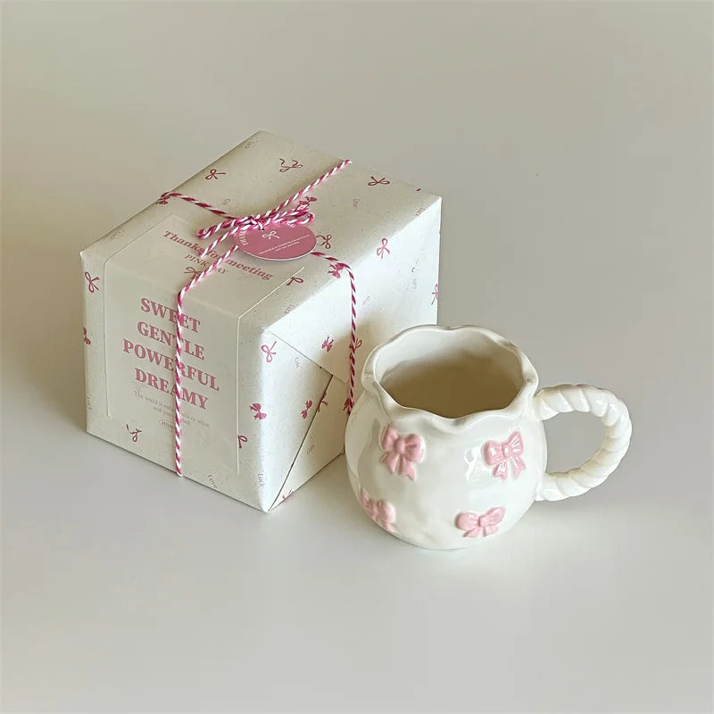 Taza Irregular hecha a mano, taza de café con lazo tridimensional rosa, taza de agua de cerámica de regalo de nicho artístico