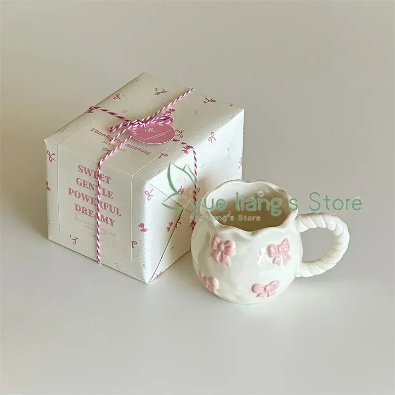 Taza Irregular hecha a mano, taza de café con lazo tridimensional rosa, taza de agua de cerámica de regalo de nicho artístico