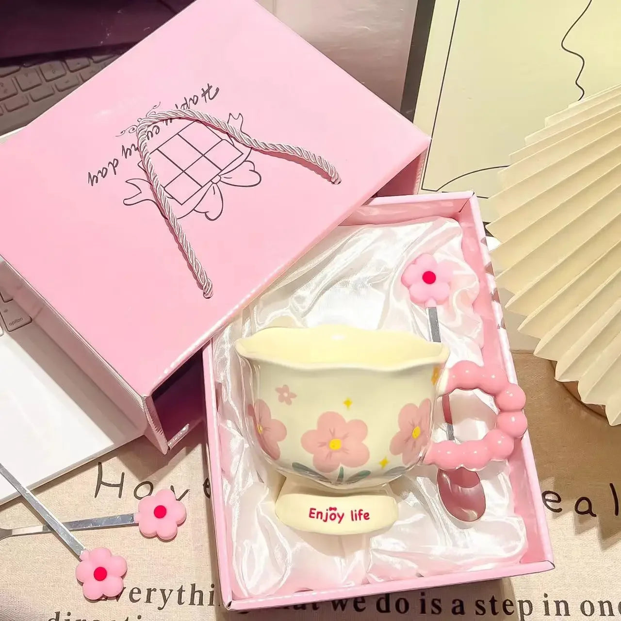 2025 Regalo de cumpleaños para niñas, taza de café de recuerdo, Taza de cerámica para el hogar, tazas de alto valor, tazas de café, taza de agua de flor creativa