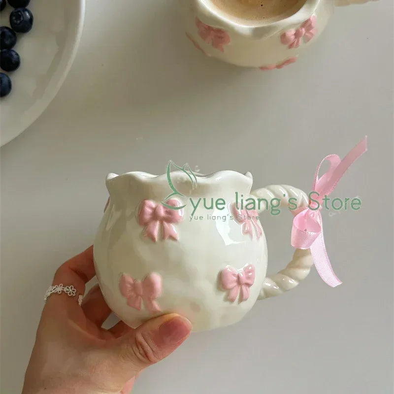 Taza Irregular hecha a mano, taza de café con lazo tridimensional rosa, taza de agua de cerámica de regalo de nicho artístico