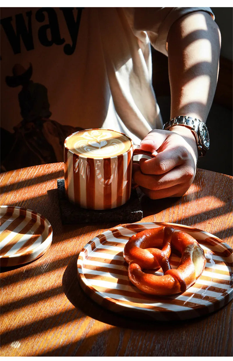Taza de café de cerámica creativa dibujada a mano, taza para beber a rayas verdes, taza de té, plato de desayuno para el hogar, vajilla de oficina, taza de agua