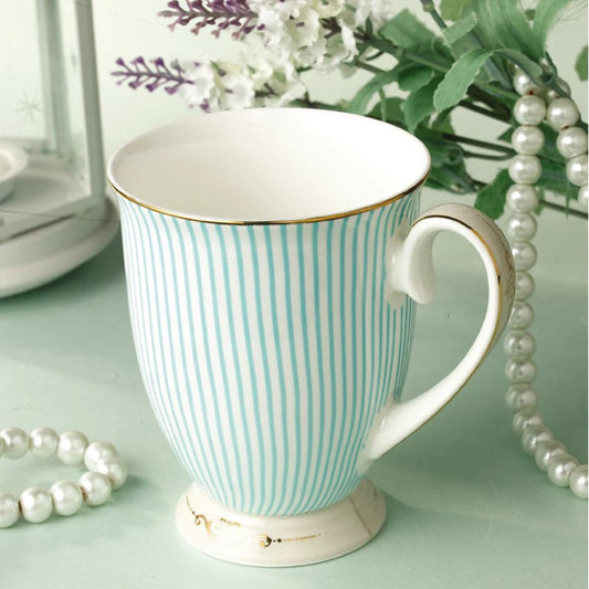 Tazas de té elegantes, tazas de cerámica purificadas británicas, porcelana de hueso, taza de café con rayas azules, diseño dorado, copa de diseño único a la moda