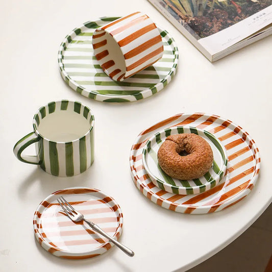 Taza de café de cerámica creativa dibujada a mano, taza para beber a rayas verdes, taza de té, plato de desayuno para el hogar, vajilla de oficina, taza de agua