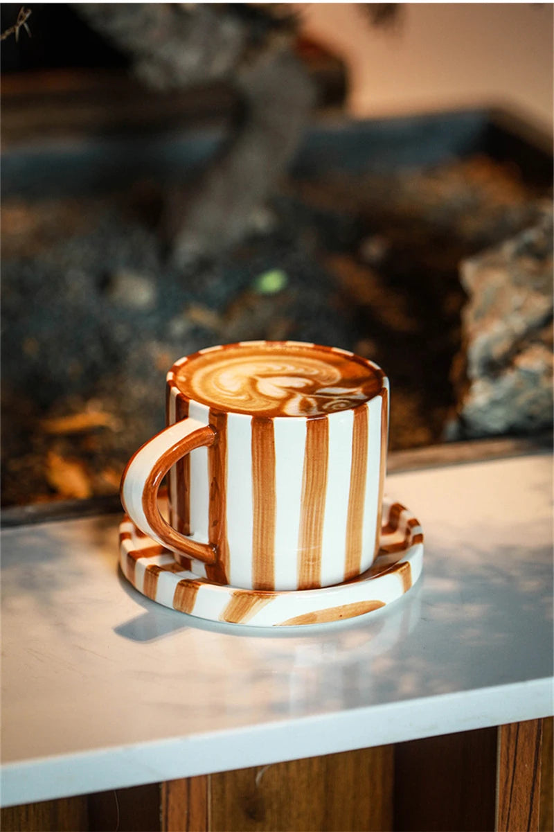 Taza de café de cerámica creativa dibujada a mano, taza para beber a rayas verdes, taza de té, plato de desayuno para el hogar, vajilla de oficina, taza de agua