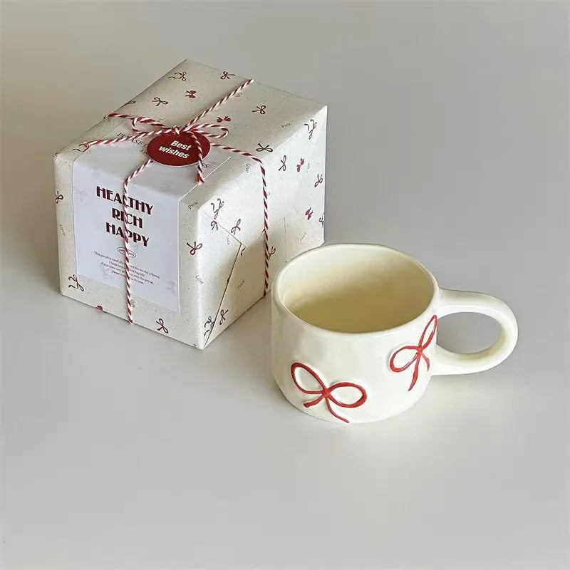 Taza Irregular hecha a mano, taza de café con lazo tridimensional rosa, taza de agua de cerámica de regalo de nicho artístico