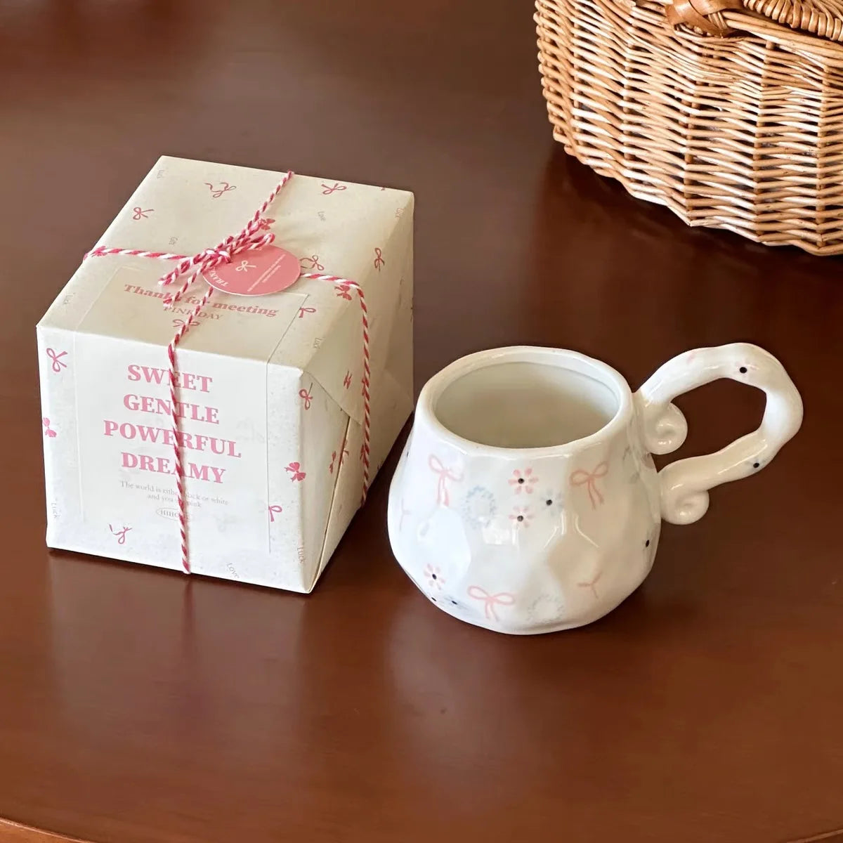 Taza Irregular hecha a mano, taza de café con lazo tridimensional rosa, taza de agua de cerámica de regalo de nicho artístico