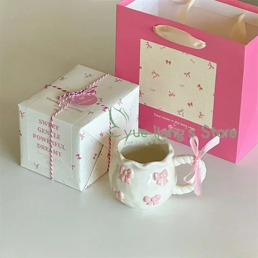 Taza Irregular hecha a mano, taza de café con lazo tridimensional rosa, taza de agua de cerámica de regalo de nicho artístico