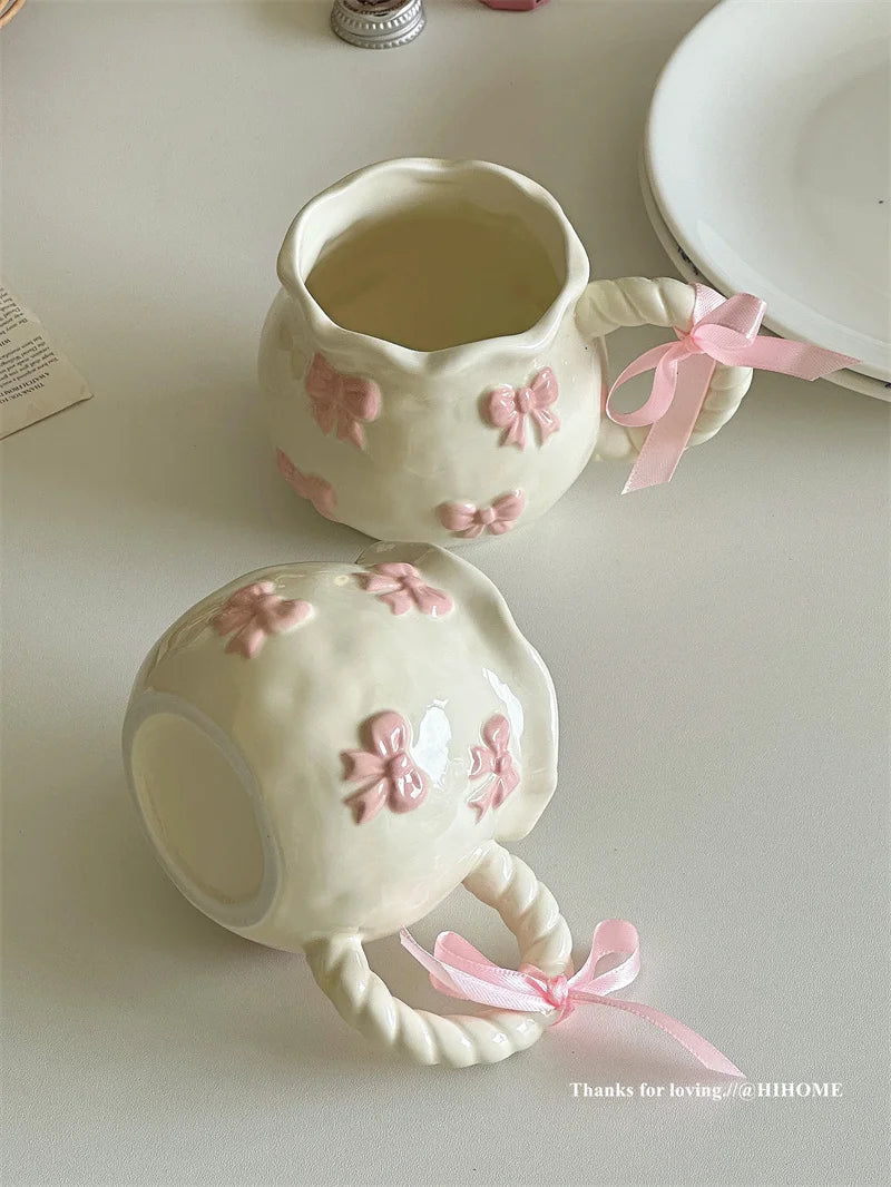 Taza Irregular hecha a mano, taza de café con lazo tridimensional rosa, taza de agua de cerámica de regalo de nicho artístico