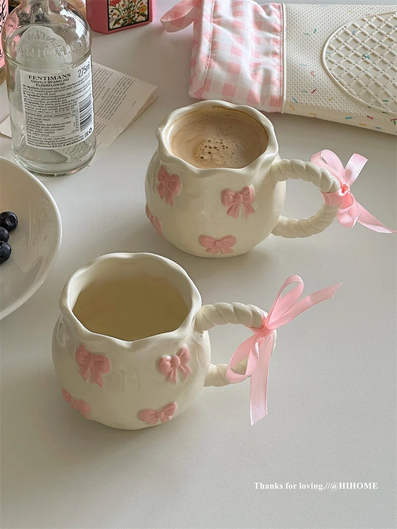 Taza Irregular hecha a mano, taza de café con lazo tridimensional rosa, taza de agua de cerámica de regalo de nicho artístico