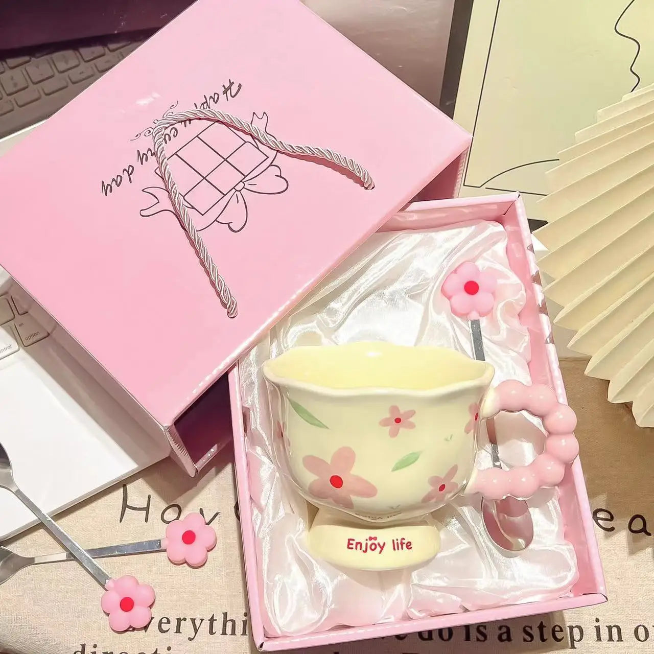 2025 Regalo de cumpleaños para niñas, taza de café de recuerdo, Taza de cerámica para el hogar, tazas de alto valor, tazas de café, taza de agua de flor creativa