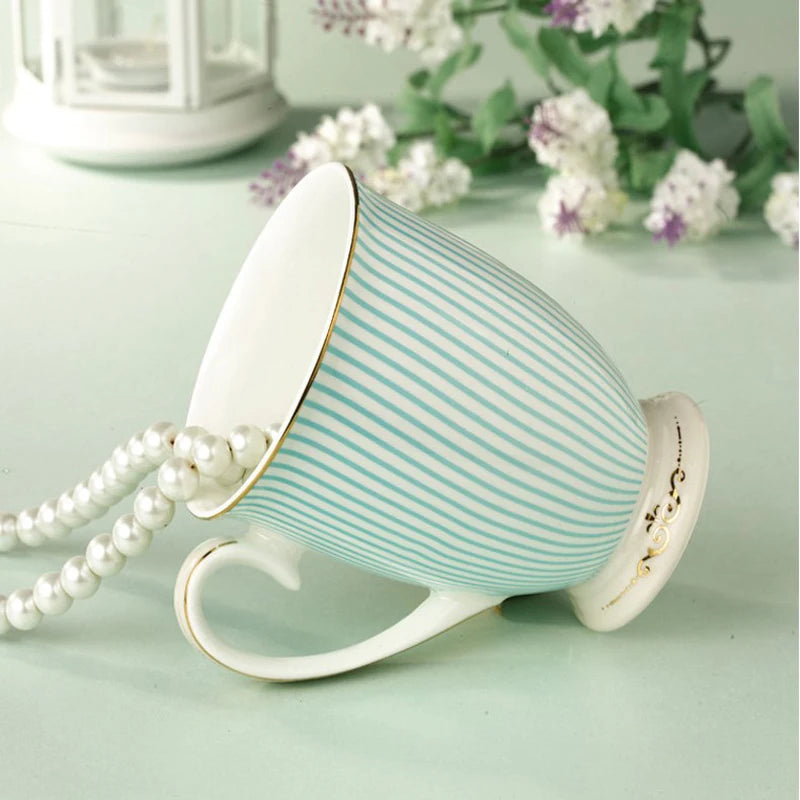 Tazas de té elegantes, tazas de cerámica purificadas británicas, porcelana de hueso, taza de café con rayas azules, diseño dorado, copa de diseño único a la moda