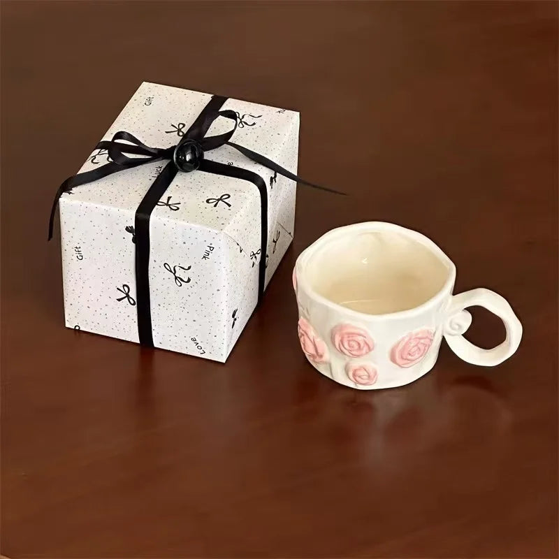 Taza Irregular hecha a mano, taza de café con lazo tridimensional rosa, taza de agua de cerámica de regalo de nicho artístico