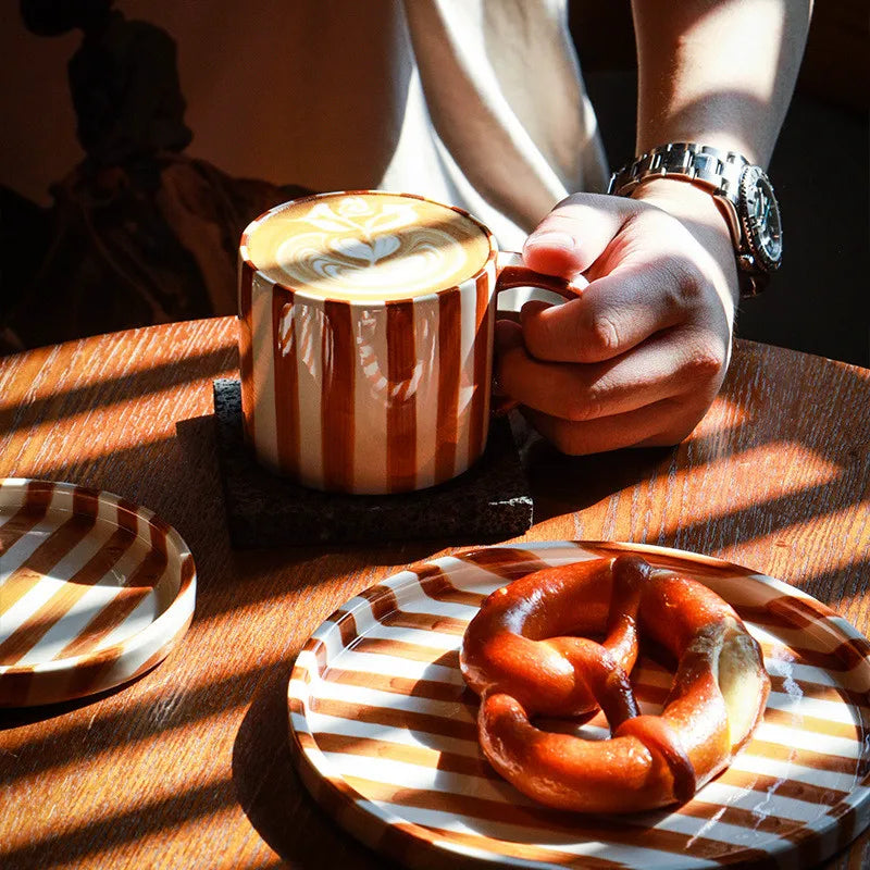 Taza de café de cerámica creativa dibujada a mano, taza para beber a rayas verdes, taza de té, plato de desayuno para el hogar, vajilla de oficina, taza de agua