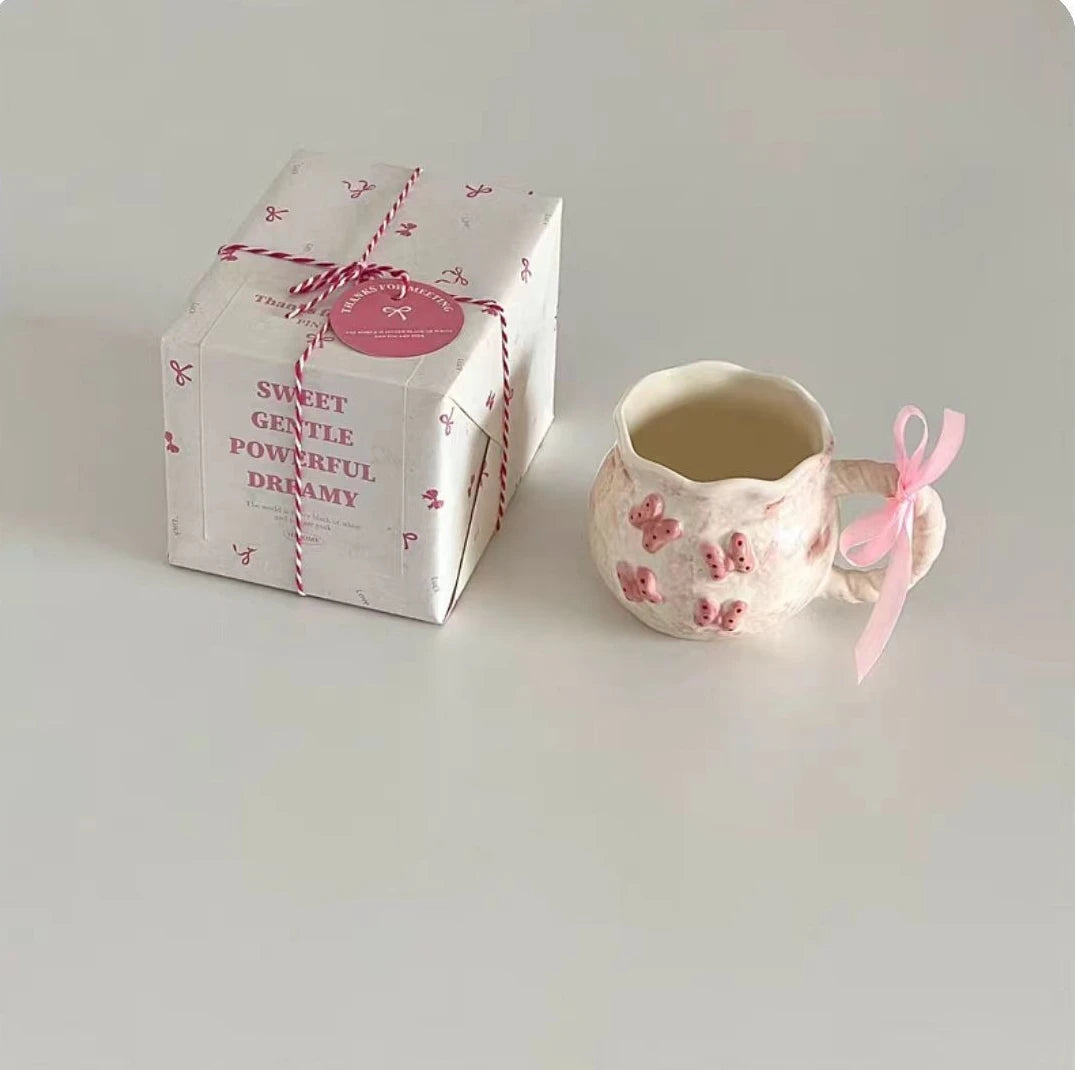 Taza Irregular hecha a mano, taza de café con lazo tridimensional rosa, taza de agua de cerámica de regalo de nicho artístico