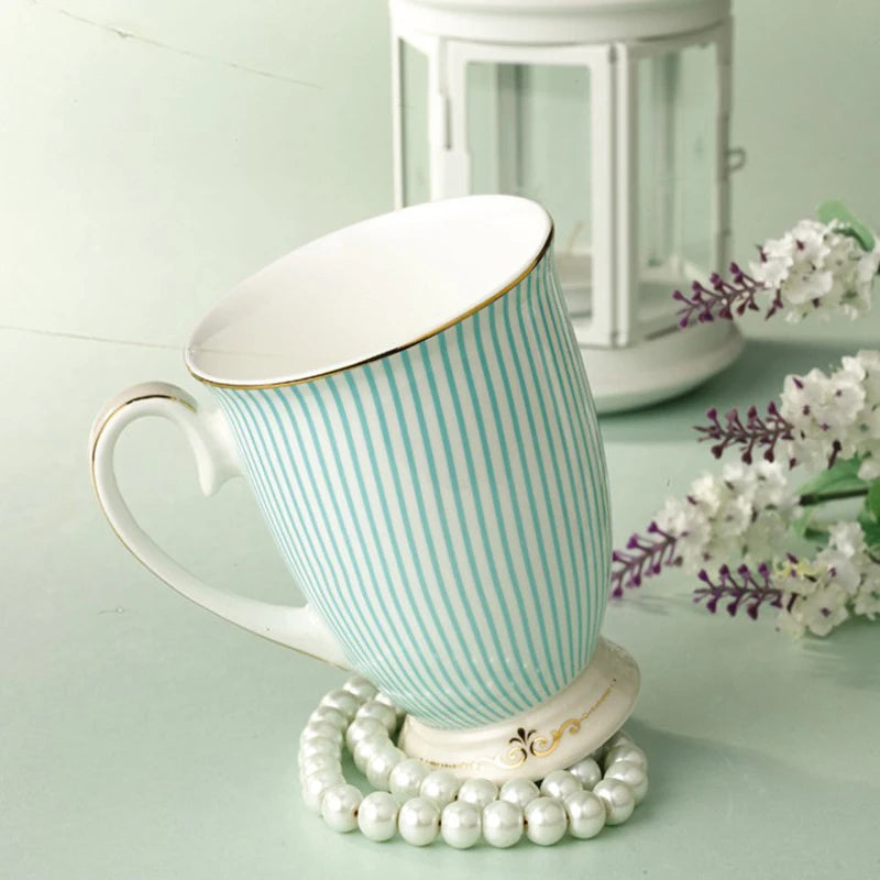Tazas de té elegantes, tazas de cerámica purificadas británicas, porcelana de hueso, taza de café con rayas azules, diseño dorado, copa de diseño único a la moda
