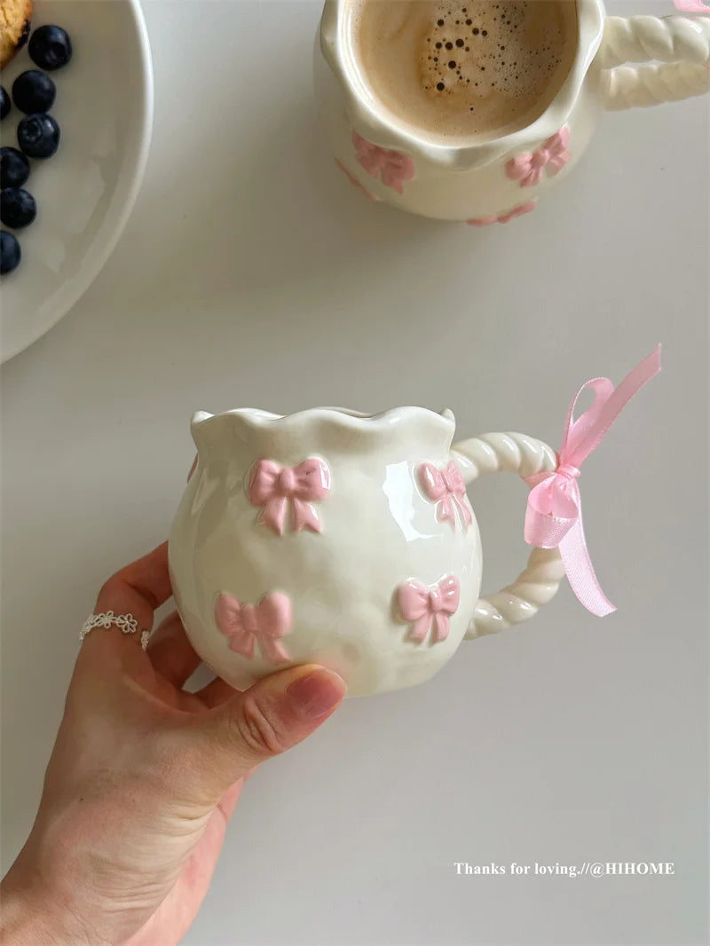 Taza Irregular hecha a mano, taza de café con lazo tridimensional rosa, taza de agua de cerámica de regalo de nicho artístico