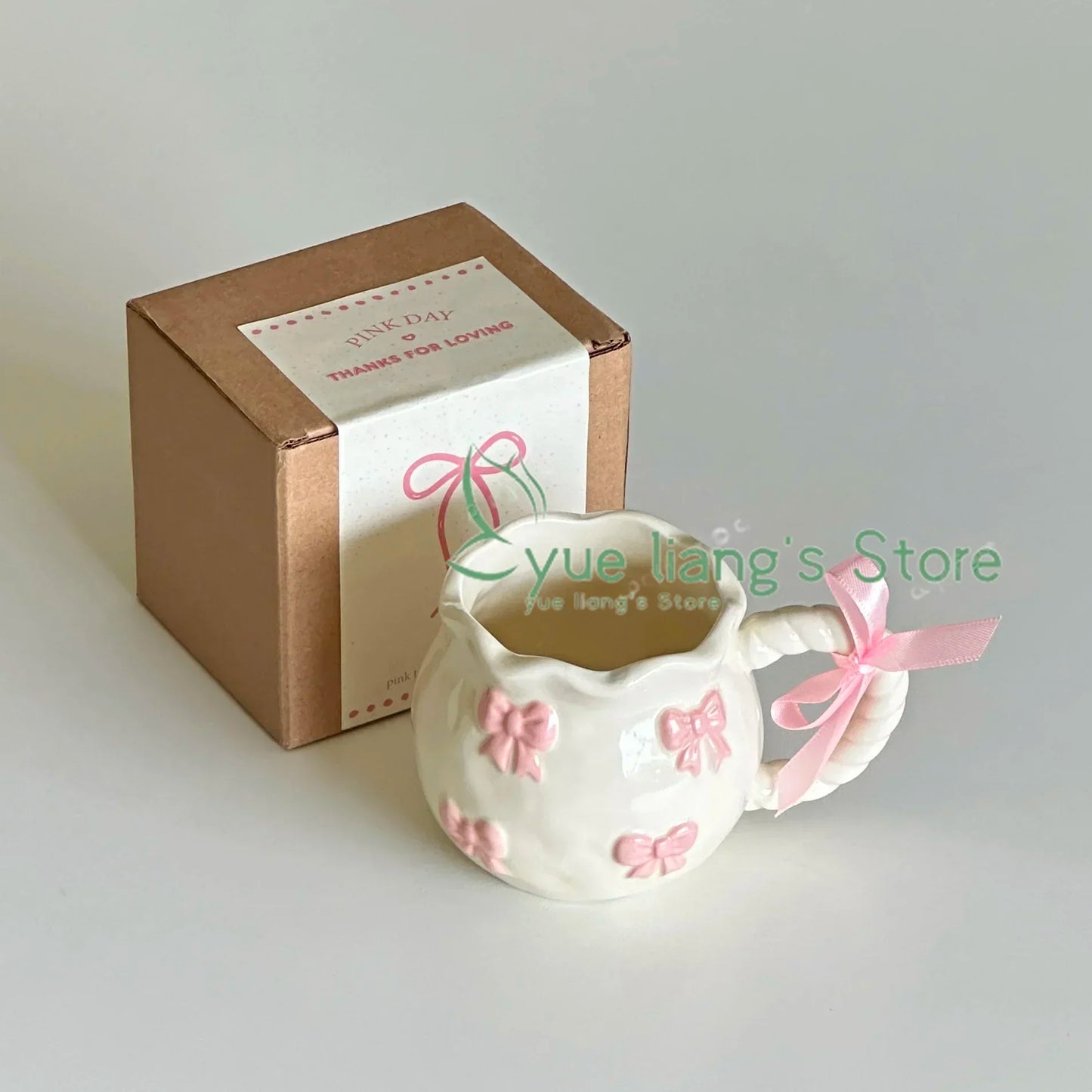Taza Irregular hecha a mano, taza de café con lazo tridimensional rosa, taza de agua de cerámica de regalo de nicho artístico